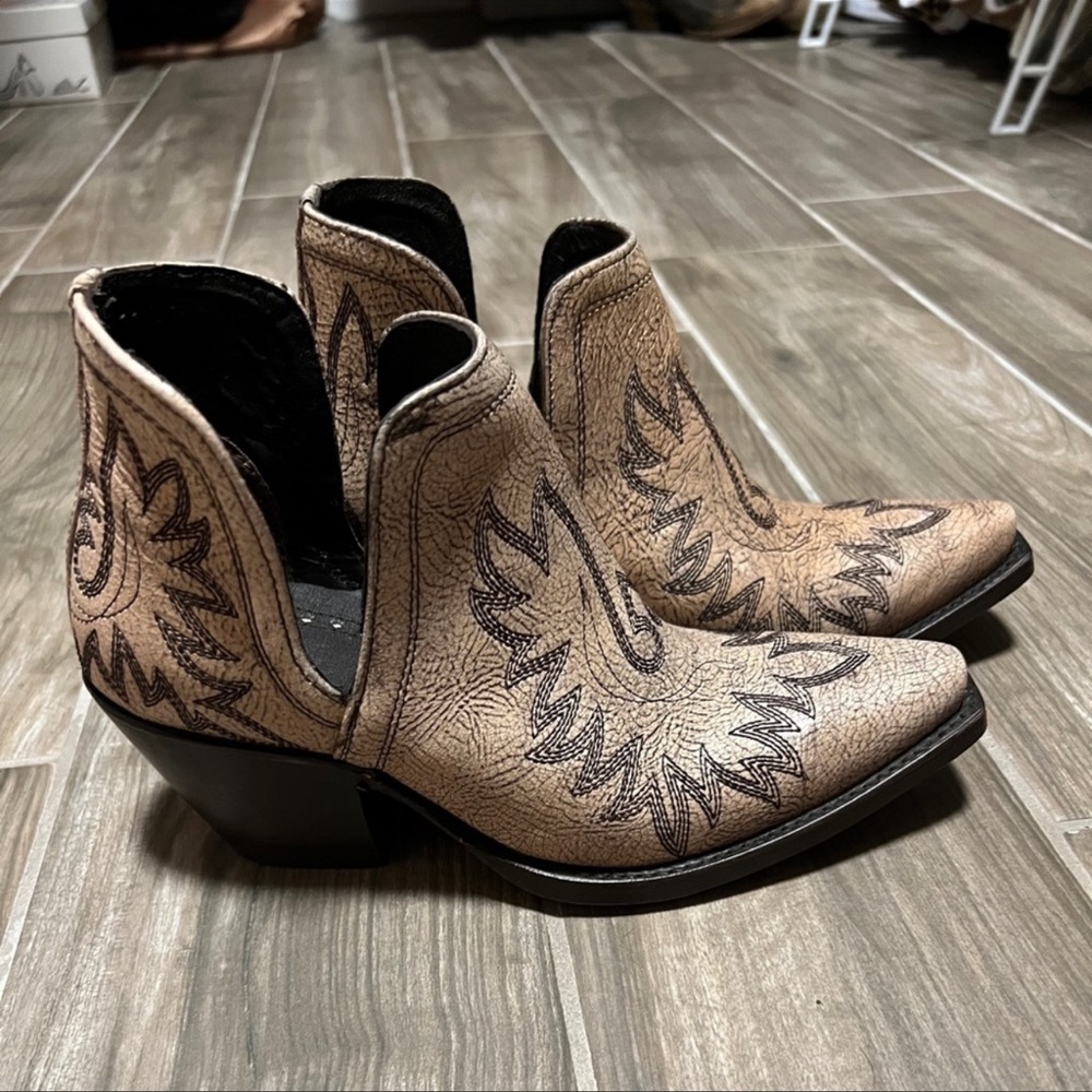 Womens Ariat Dixon booties size 5.5 never worn before! See pic.